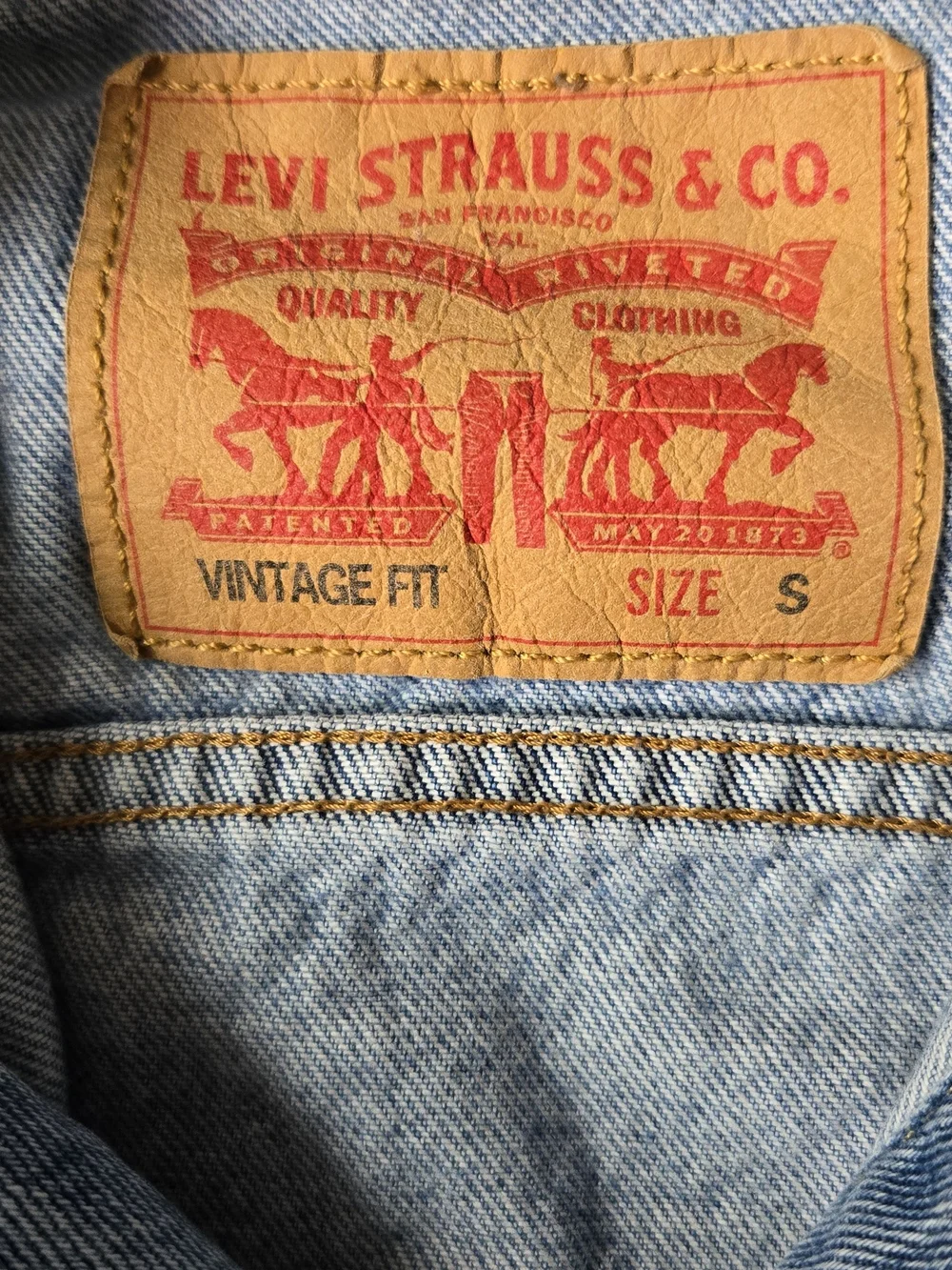 Levi's Light Blue Denim Trucker Jacket with Gray Hoodie Sleeves - Picture 4 of 6